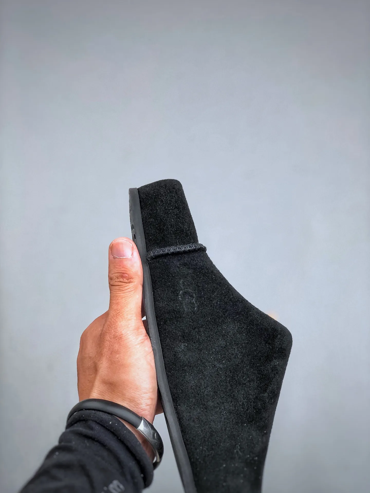 Local pick-up💰560 supports store placement. The top version of ugg on the market. 25 new models. UGG Classic Micro. Classic super mini. Classic boot type with lower cut design. Easy to match at home and out. Produced by a large foreign trade factory in Guangzhou. Toe to insole. Genuine sheep fur integrated. Independent outer box packaging. Chip with waterproof technology. Different from any version on the market. Independently developed original outsole and cashmere insole to keep you warm in winter and suitable for home use. In recent years, uug has launched a style series that is partially geared towards the preferences of young consumers and has also moved to the forefront of fashion trends. Shoe body material Water-repellent coated suede upper 17 mm UGGPURE™ implanted wool insole Lightweight non-slip and comfortable rubber outsole With brand LOGO trademark Comes with a full set of packaging Size: 35-40